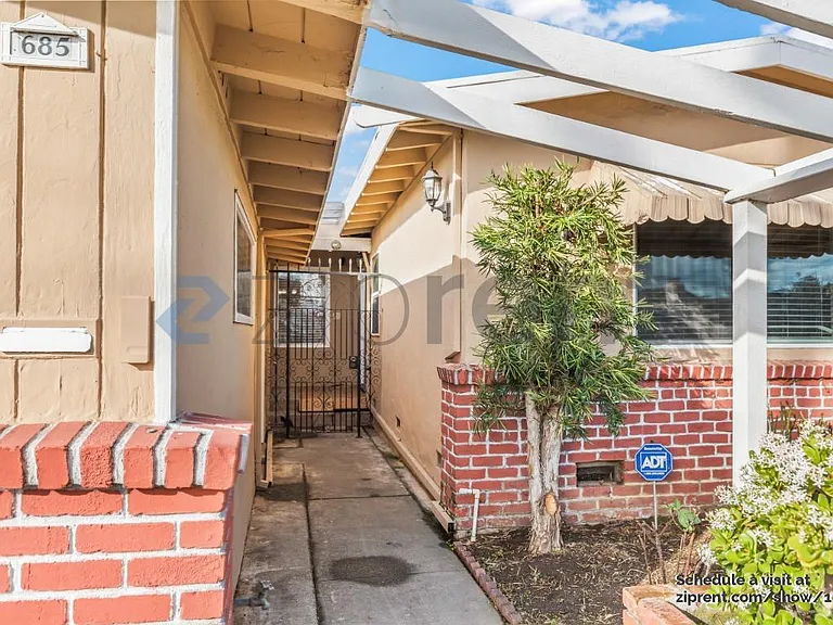 685 Carmar St — Photo 3