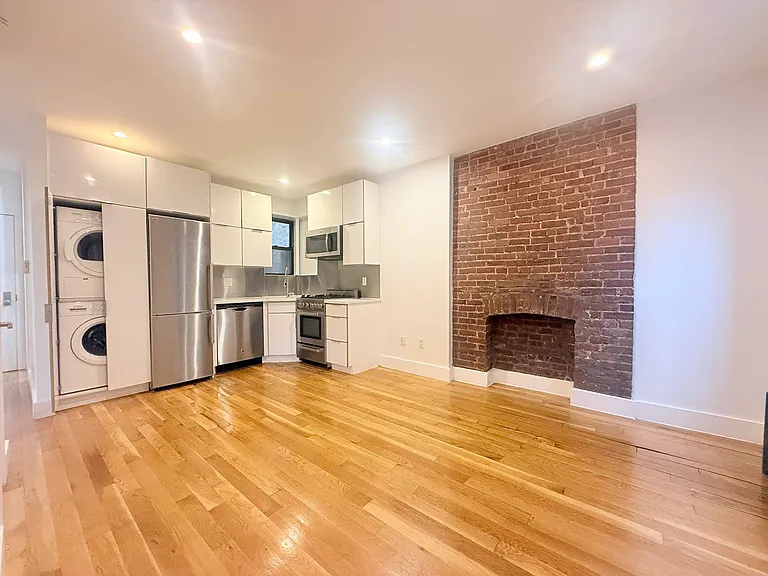 218 W 22nd St #2R — Photo 1