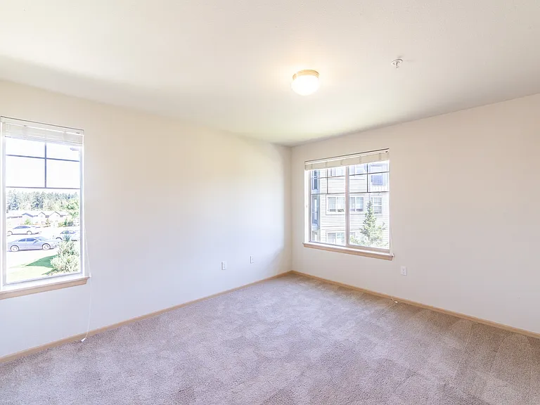 Four Lakes Apartment Homes — Photo 32
