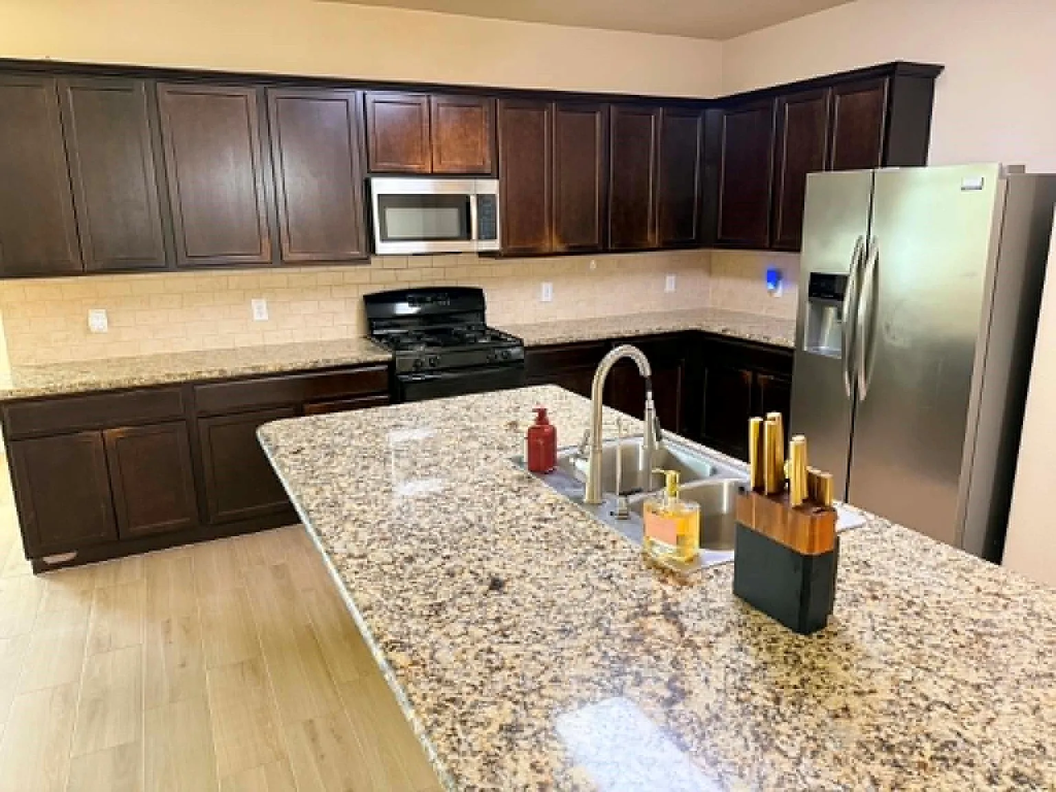 3 bed, 2.0 bath, 2260 sqft, $2,300 — Photo 2