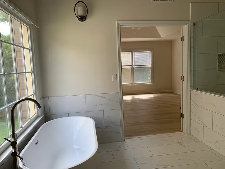 Master Bathroom Bath tub