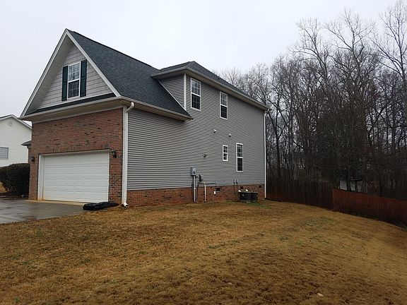 3rd image of 203 Heritage Creek Dr
