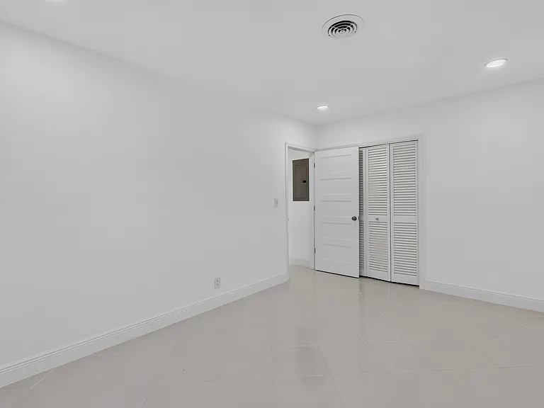 1200 SW 12th Ter — Photo 25