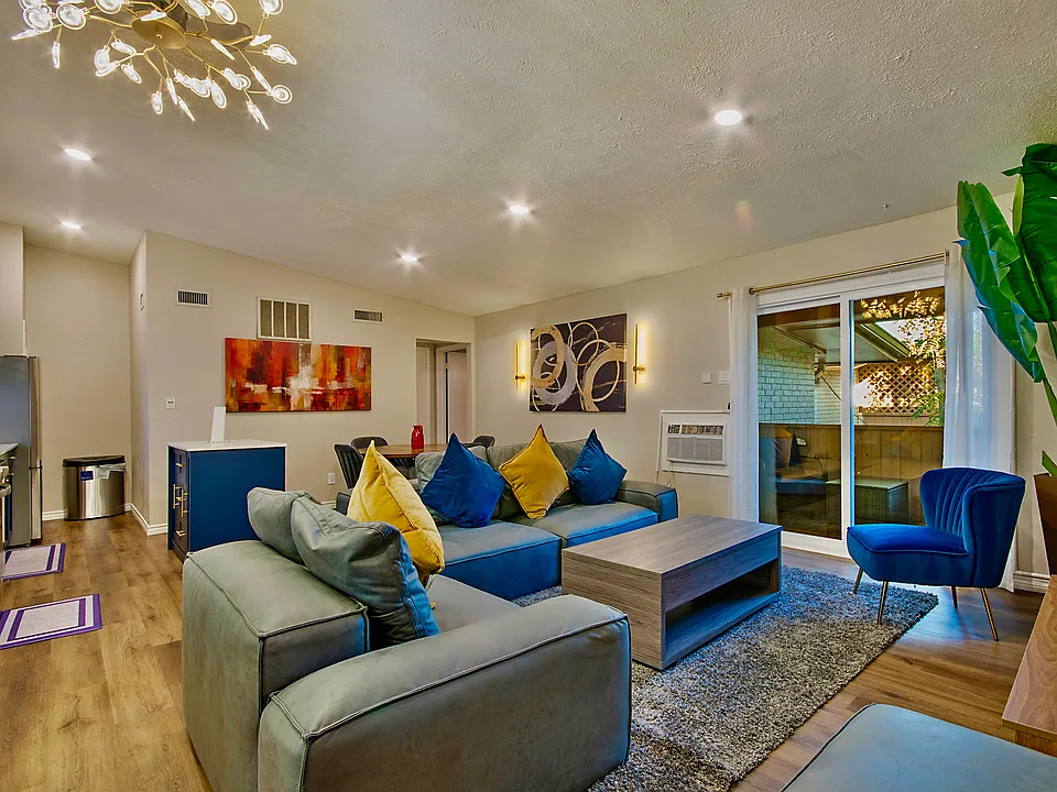 2627 Douglas Ave #218