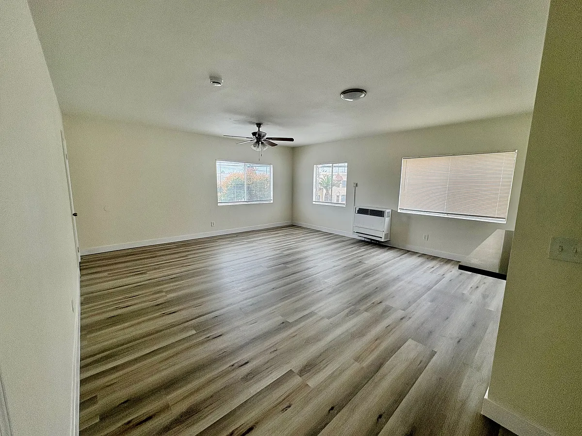 Building Photo - 549 E 17th St #551