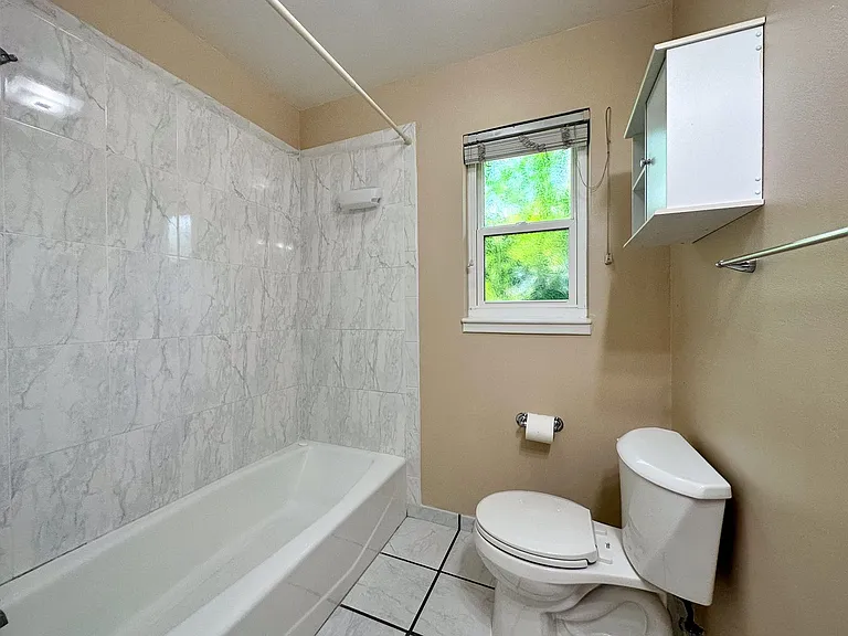 1727 Coralee Dr — Photo 12