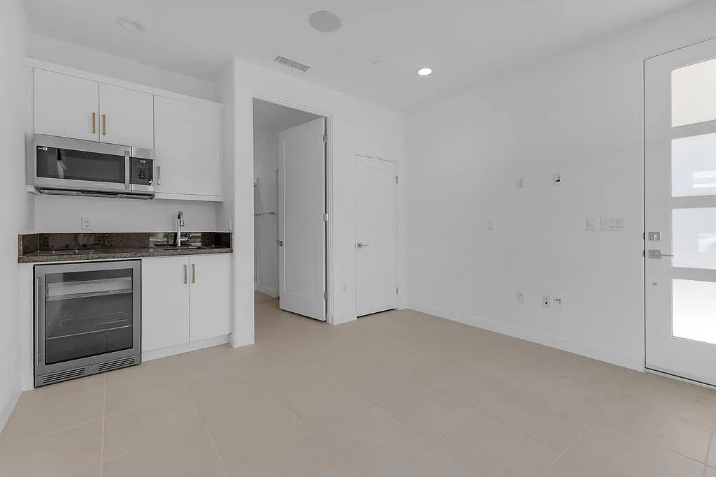 Studio, 400 sqft, $1,400 — Photo 1