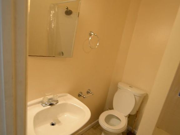 5th image of 2711 N Kenmore Ave APT 3