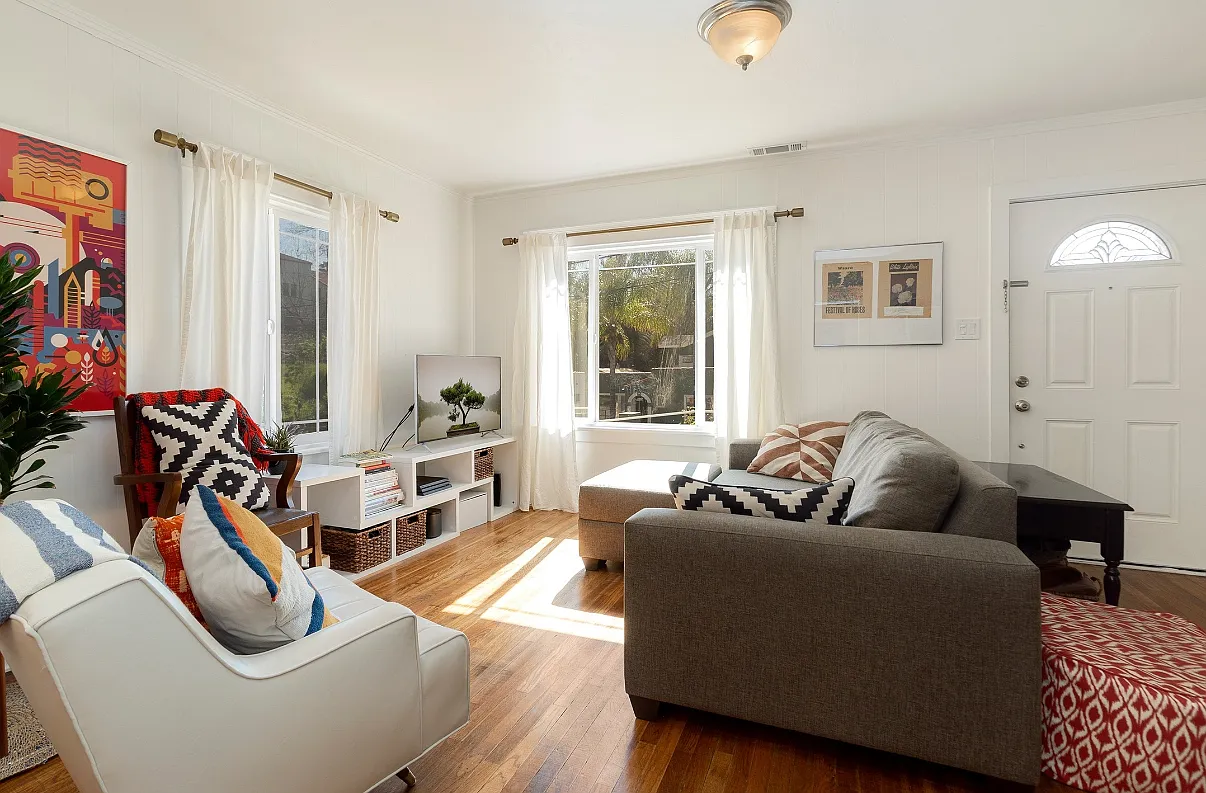 2 bed, 960 sqft, $5,491 — Photo 3
