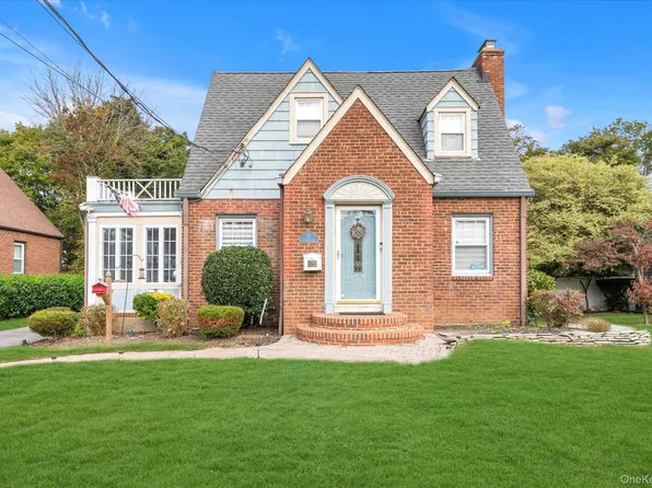 22 Towne Street, Amityville, NY 11701