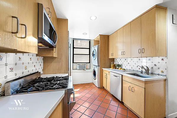 Sold by Warburg | media 8