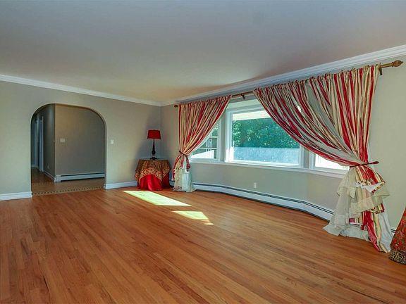 4th image of 8 Carol Ct