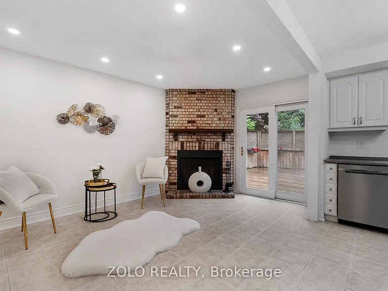 272 Elman Cres — Photo 17
