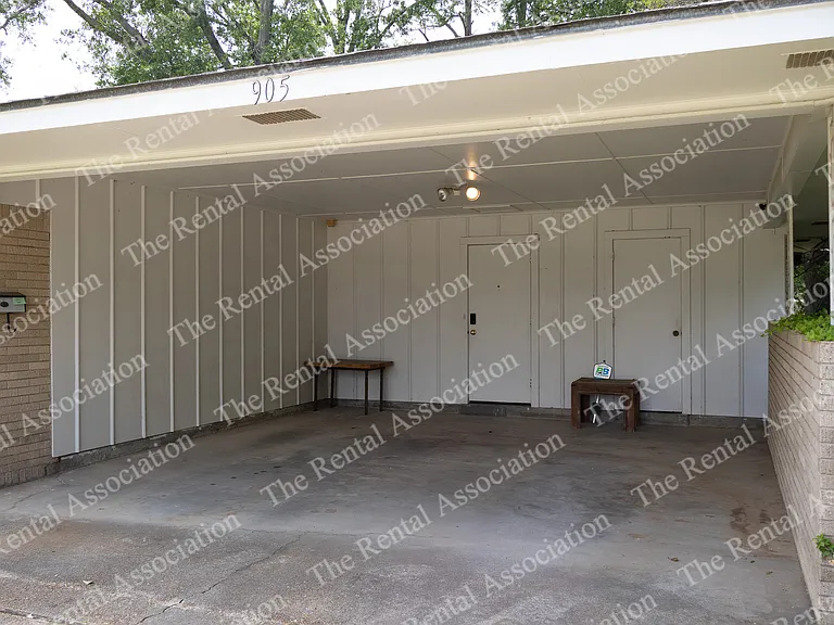 905 N McGuire Ave — Photo 2