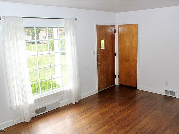 4th image of 270 Forest Park Dr