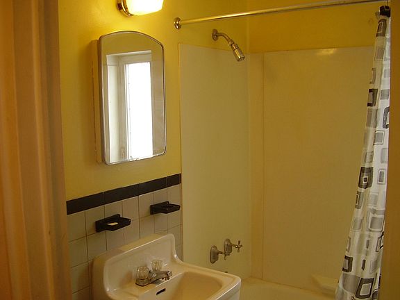 Bathroom with shower/tub
