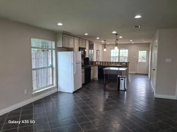 129 Richards St #B, College Station, TX 77840