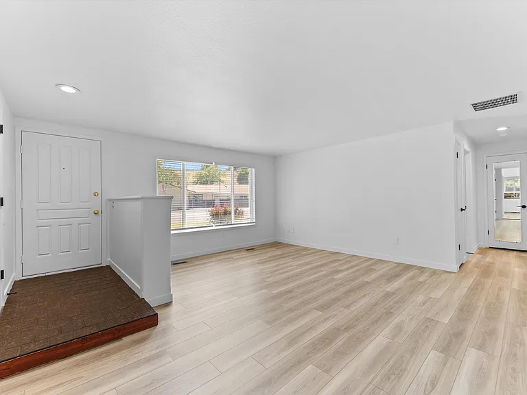 714 S Berwick Dr — Photo 4