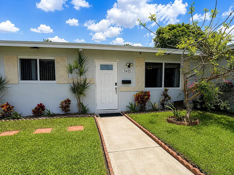 5435 NW 17th Ct — Photo 3