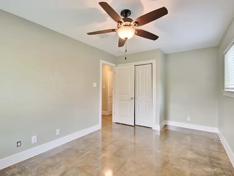 2303 Southern Oaks Dr — Photo 1
