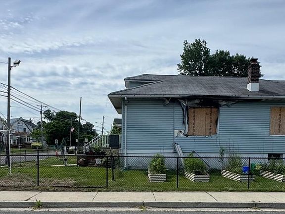 3rd image of 225 Carr Ave