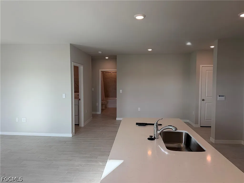 5 bed, 3.0 bath, 2100 sqft, $3,100 — Photo 2