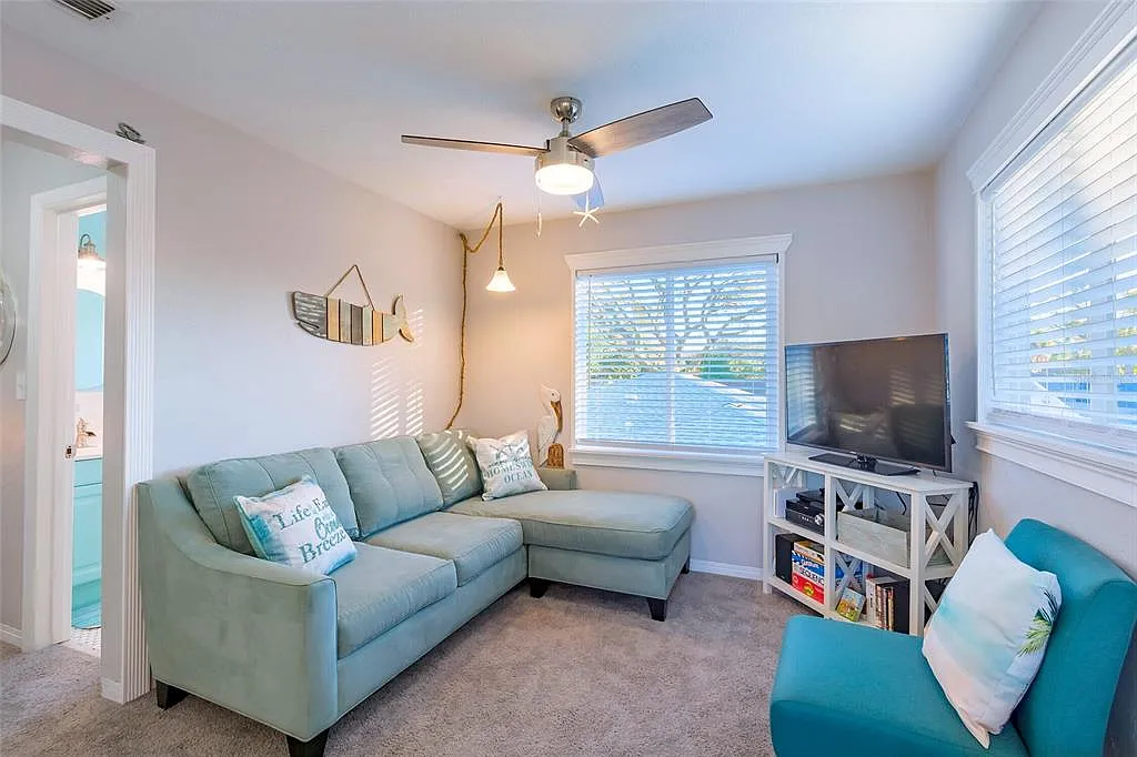 2 bed, 1.0 bath, 618 sqft, $2,995 — Photo 2