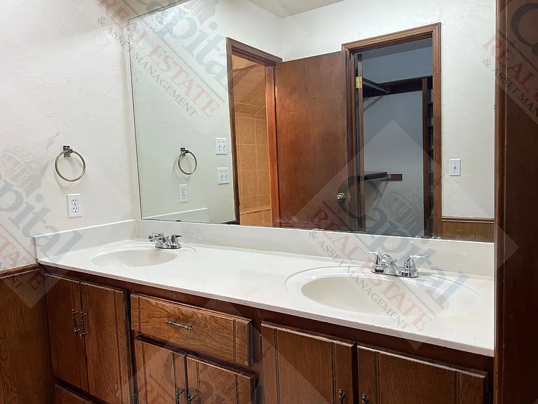 6717 W Britton Rd — Photo 28