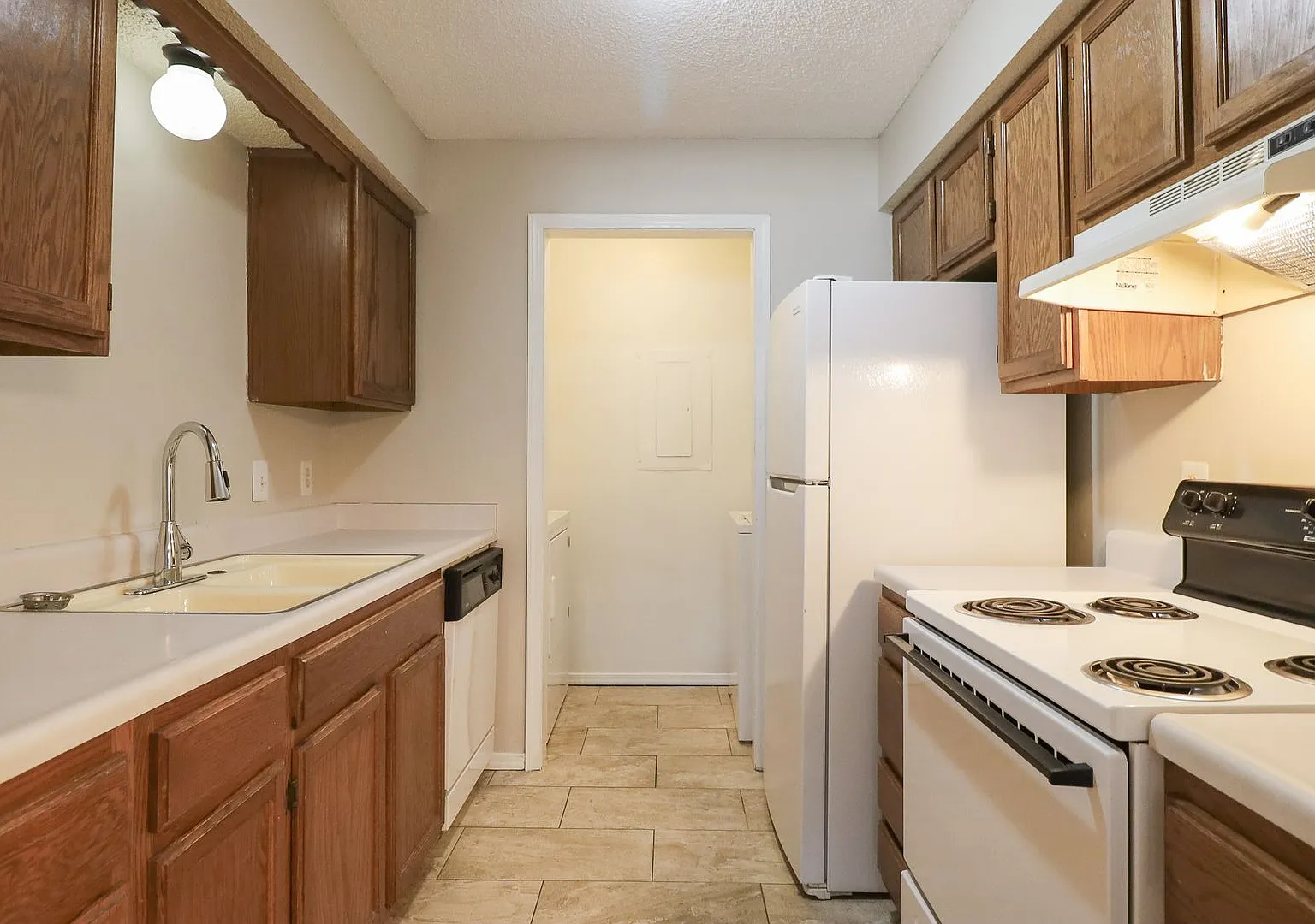Charming 1 Bed/ 1 Bath Condo in South Tulsa! — Photo 2