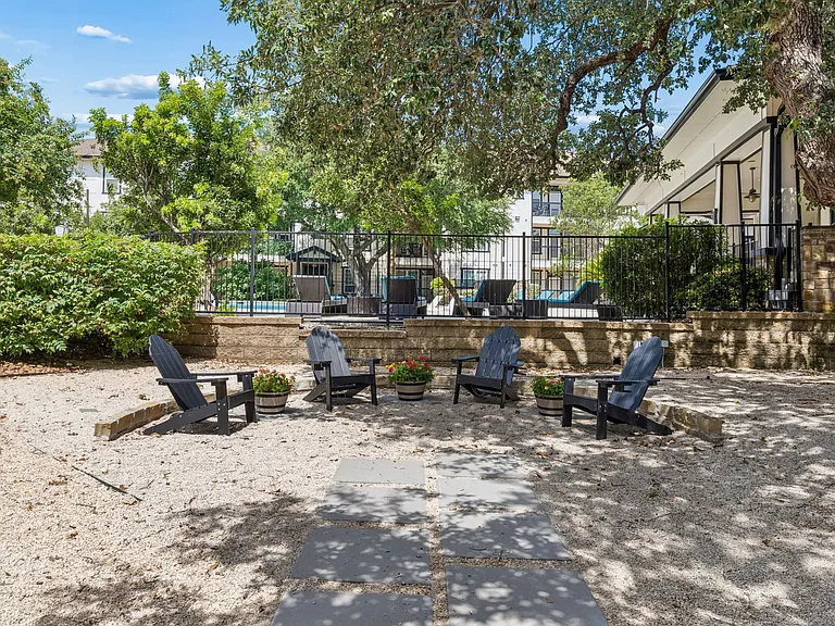 Thirty Oaks — Photo 15