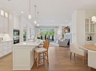 935 Lake St E #208, Wayzata, MN 55391