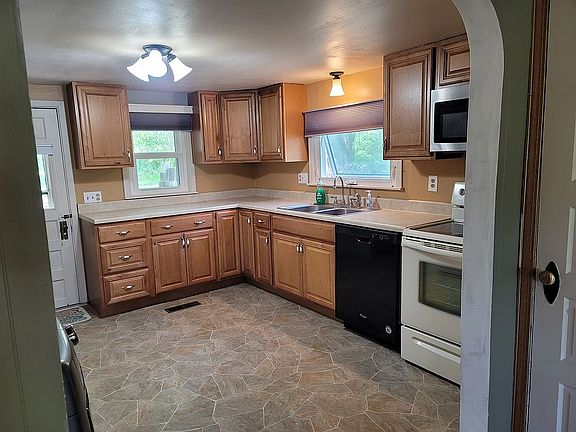 Oven, microwave, dishwasher included