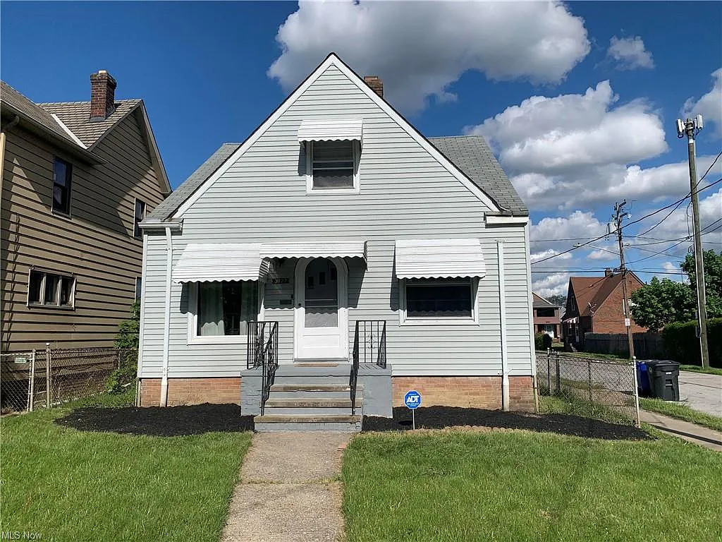 3827 W 138th St photo 1