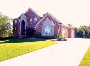 10094 Otter Dr, South Lyon, MI