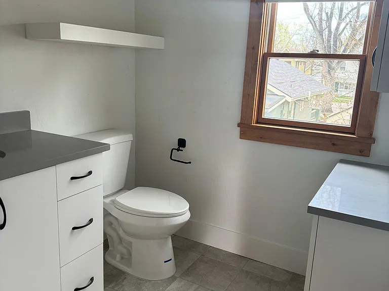1029 W Oak St — Photo 9