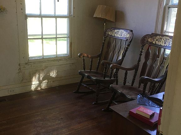 2nd image of 112 E Avenue C