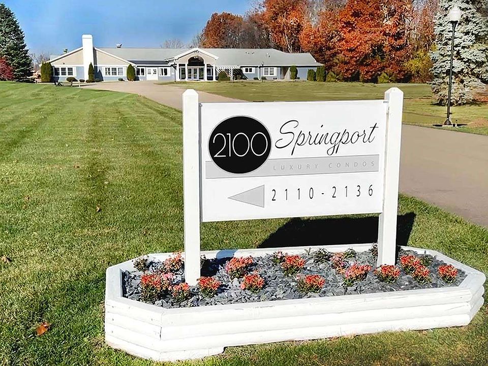 Clubhouse Exterior and Signage