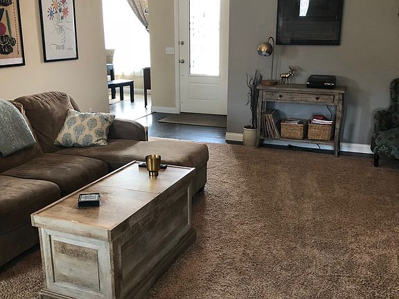 Vaulted 10' ceilings