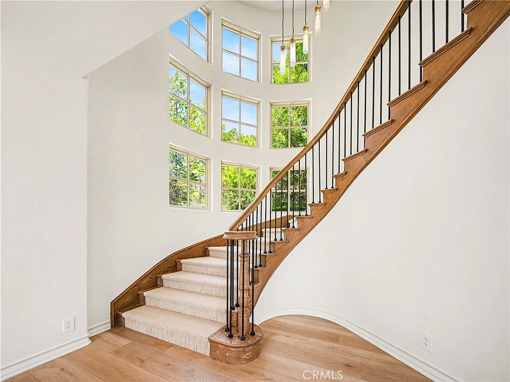4 bed, 4506 sqft, $13,500 — Photo 4