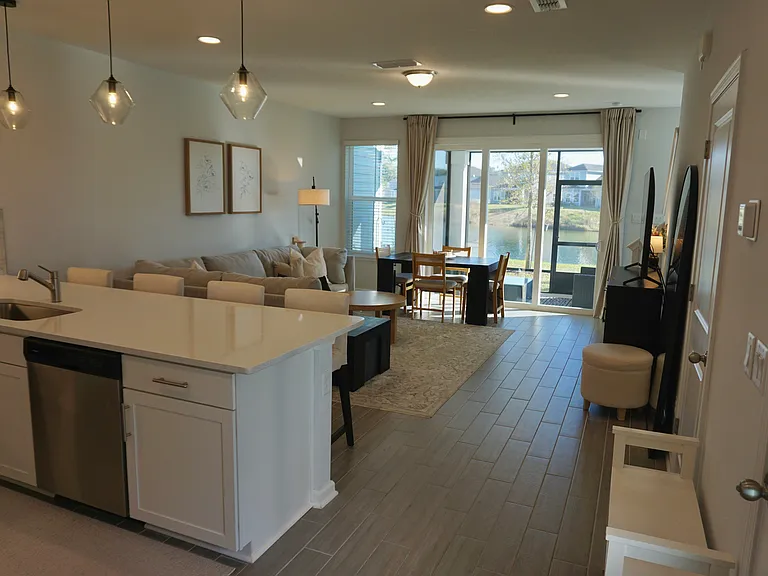 250 Brandon Lakes Dr — Photo 4