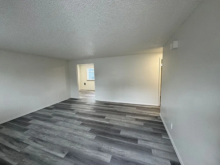 385 NW 6th St — Photo 2