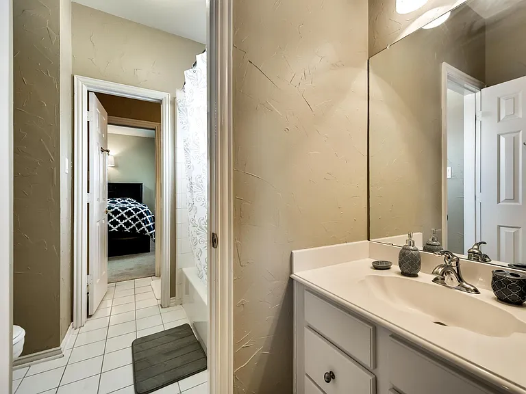 Bathroom 3 (Jack and Jill)