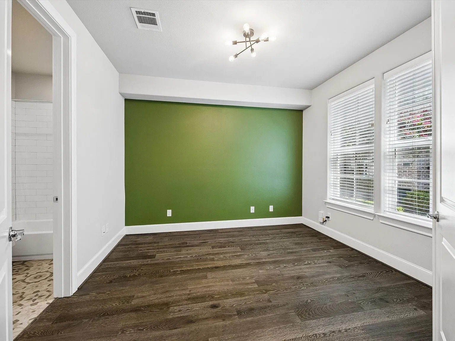 3 bed, 3.5 bath, 1976 sqft, $3,600 — Photo 4