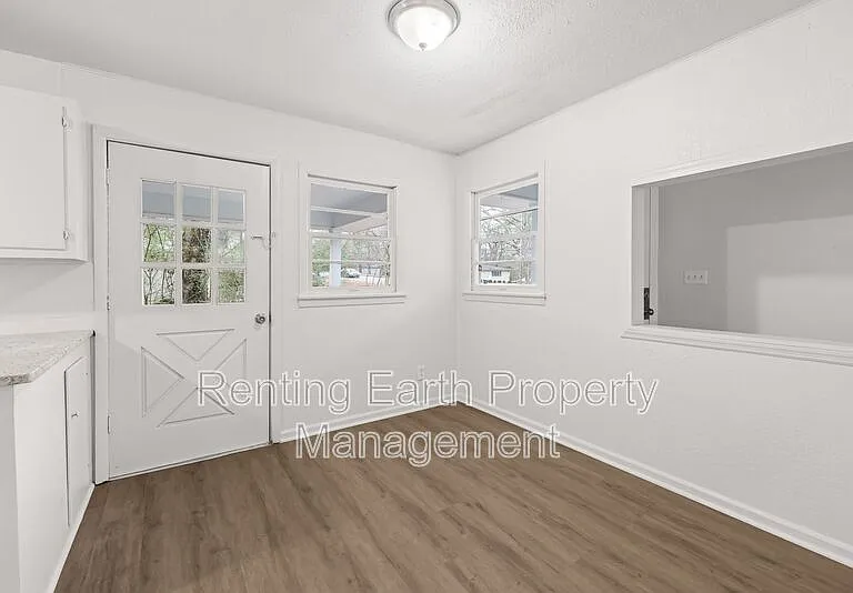 221 Lawson Rd — Photo 8