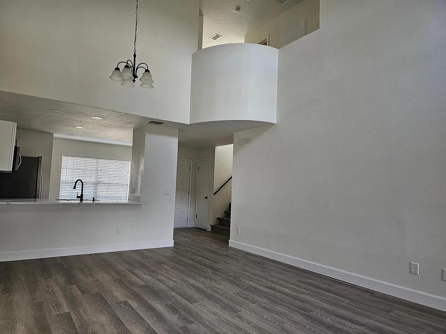3 bed, 1370 sqft, $2,050 — Photo 4