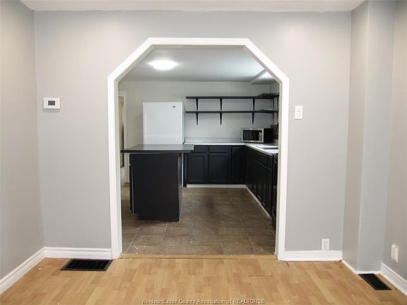 3rd image of 240 George St