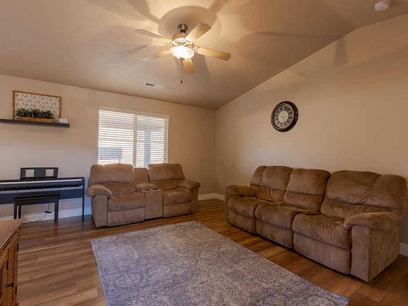 3rd image of 1016 N Catalpa Dr