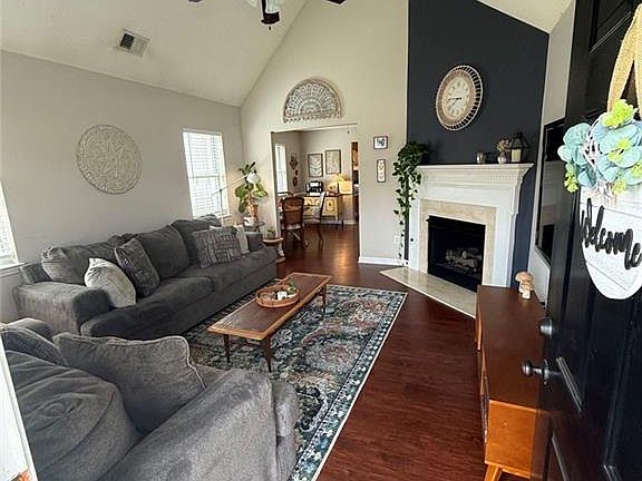 3rd image of 20 Pointe Way