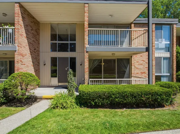 4041 W Maple Rd APT E102, Bloomfield Hills, MI 48301