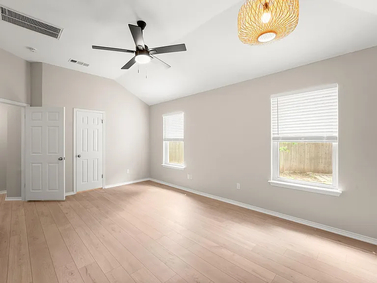 2113 Rosemary Ln — Photo 14